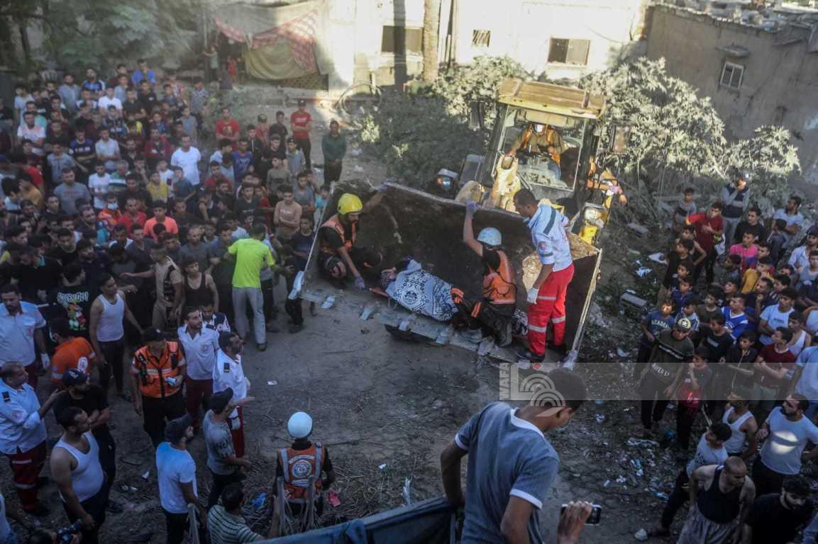 مواطنون ينتشلون جثامين شهداء من تحت الركام بعد قصف طائرات الاحتلال لمنازل المواطنين في قطاع غزة (تصوير: وفا)